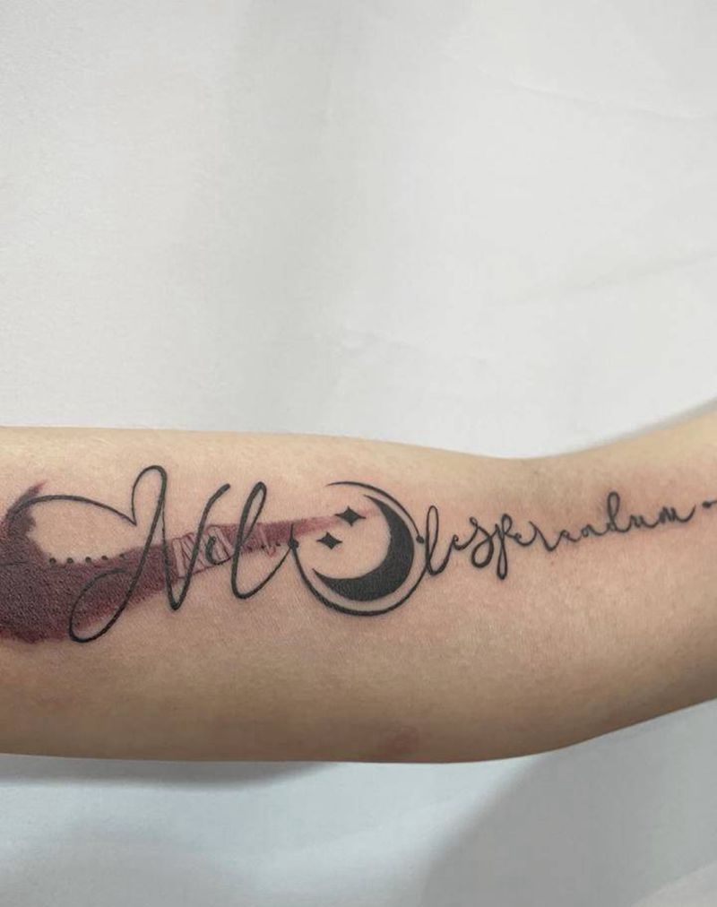 小清新纹身图片_手臂水彩花体字纹身图案