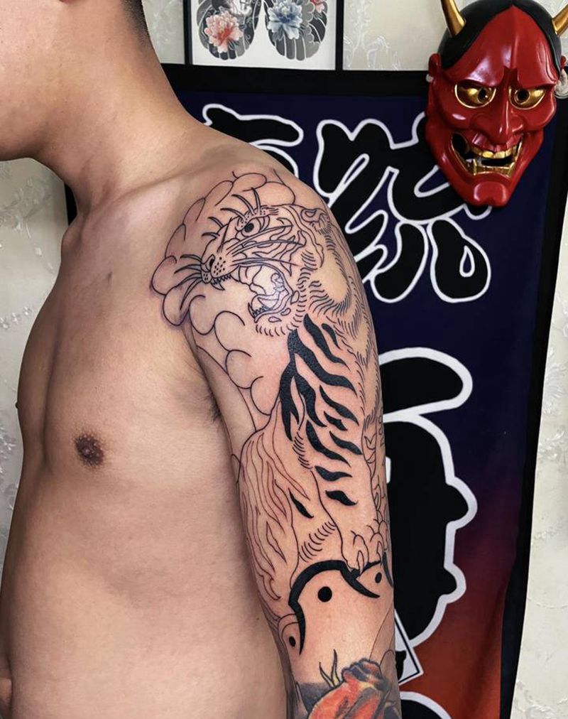 接大臂纹身图片_老传统新传统纹身图案
