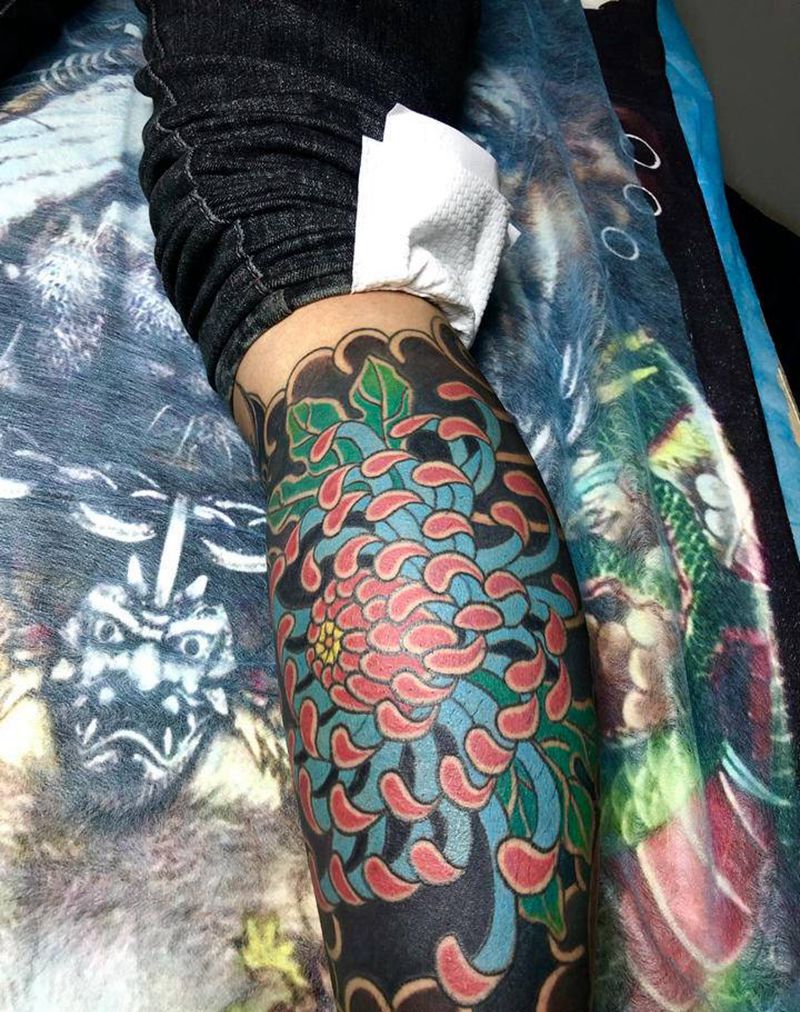 老传统菊花纹身图片_腿部老传统菊花纹身图案