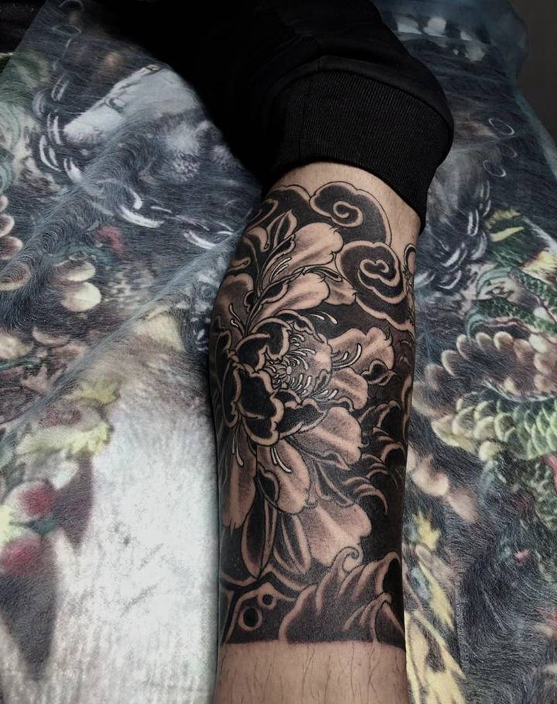 拼接牡丹花纹身图片_腿部老传统牡丹纹身图案