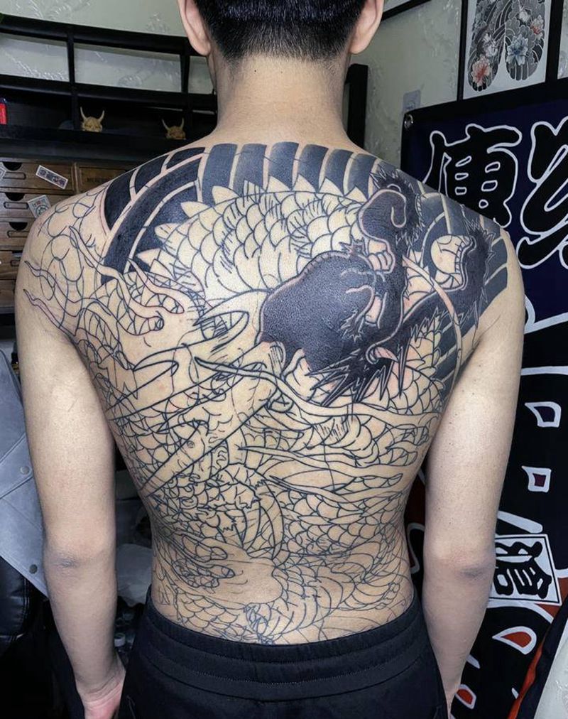 龙 遮盖纹身图片_背部老传统纹身图案