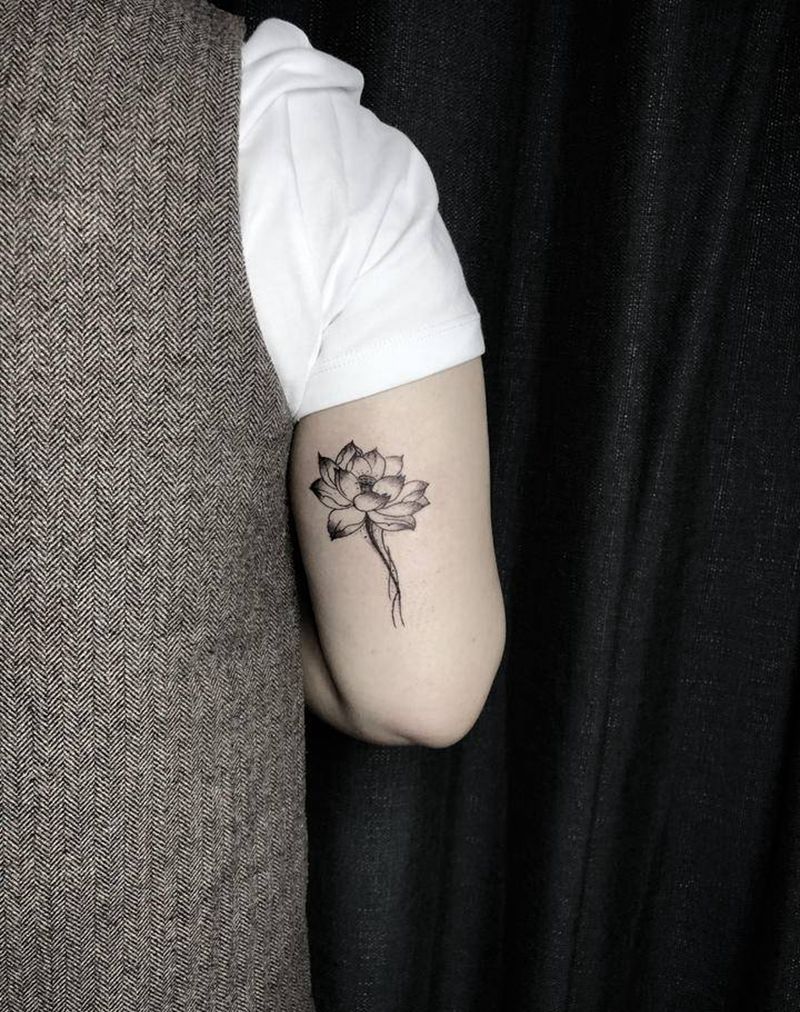 荷花纹身图片_手臂点刺荷花纹身图案