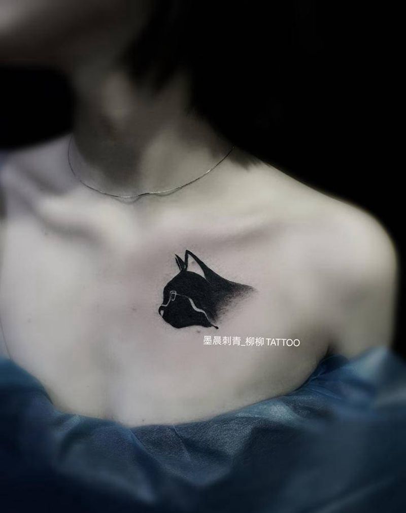 猫咪纹身图片_胸部纹身图案