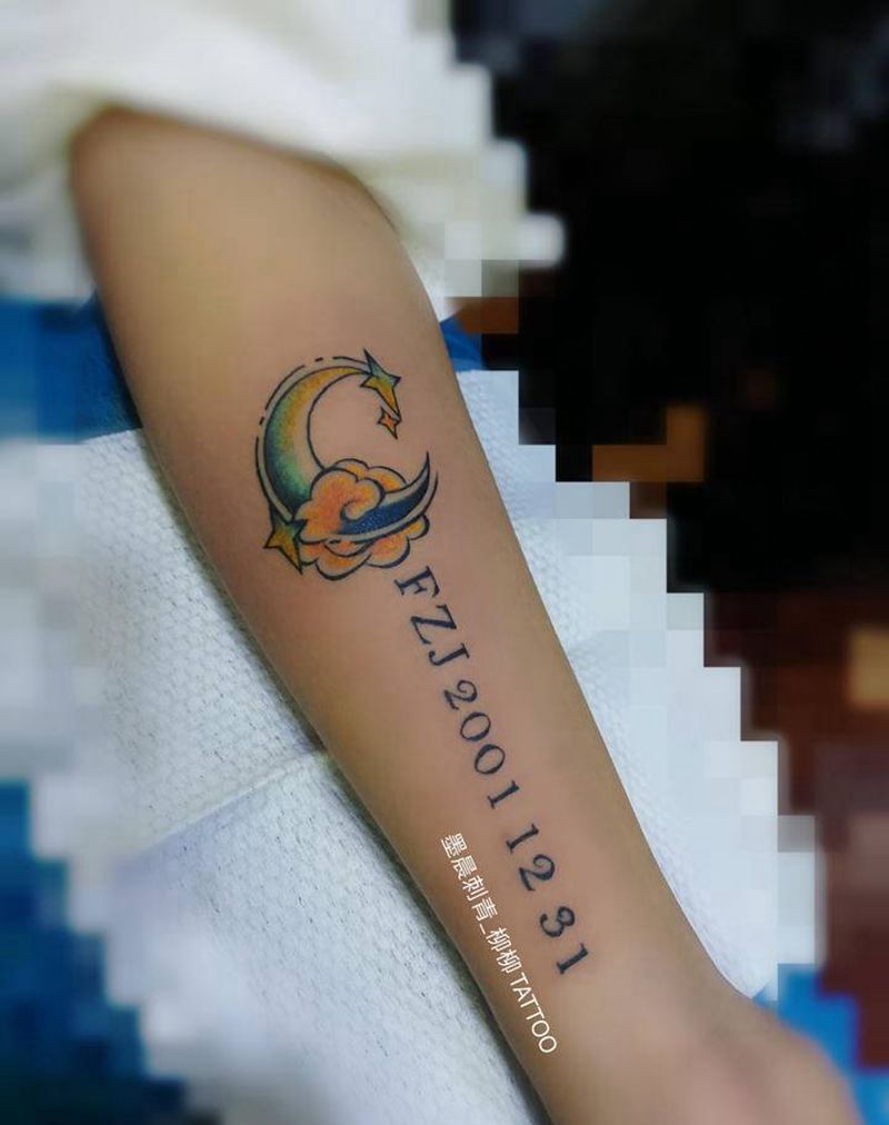 月亮纹身图片_手臂纹身图案