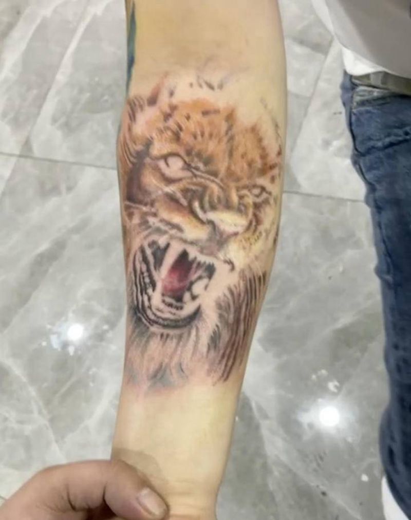 狮子纹身图片_手臂腿部欧美写实纹身图案