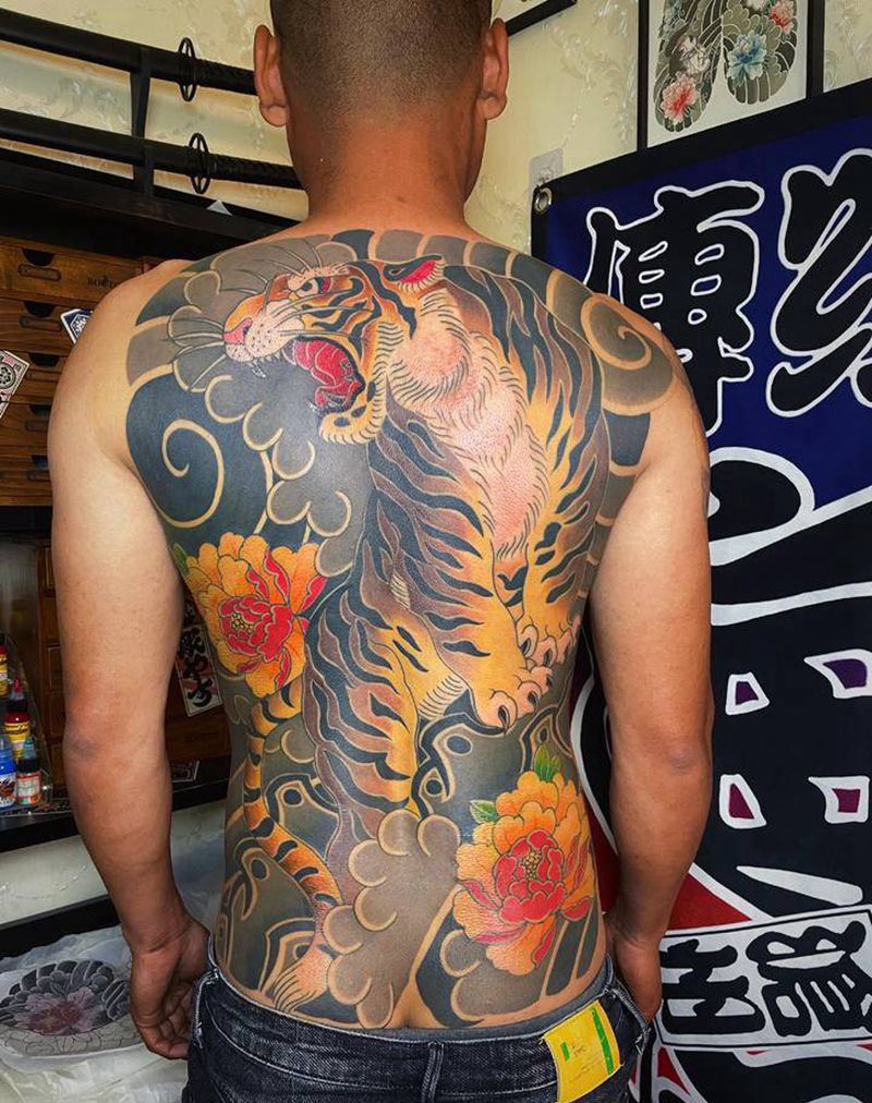 大老虎纹身图片_背部老传统纹身图案