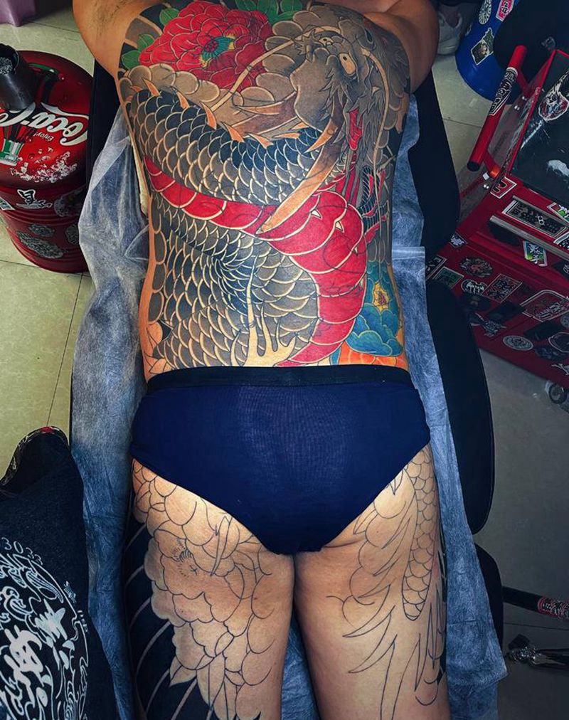 龙纹身图片_背部老传统纹身图案