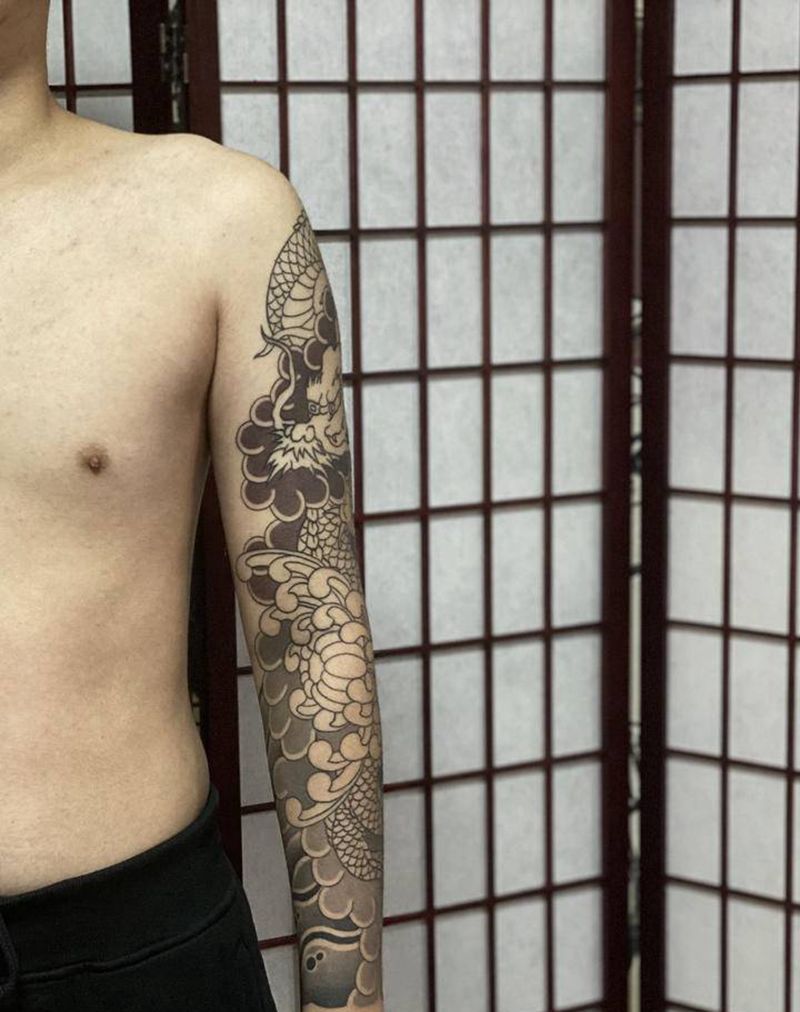 花臂龙。纹身图片_手臂老传统纹身图案