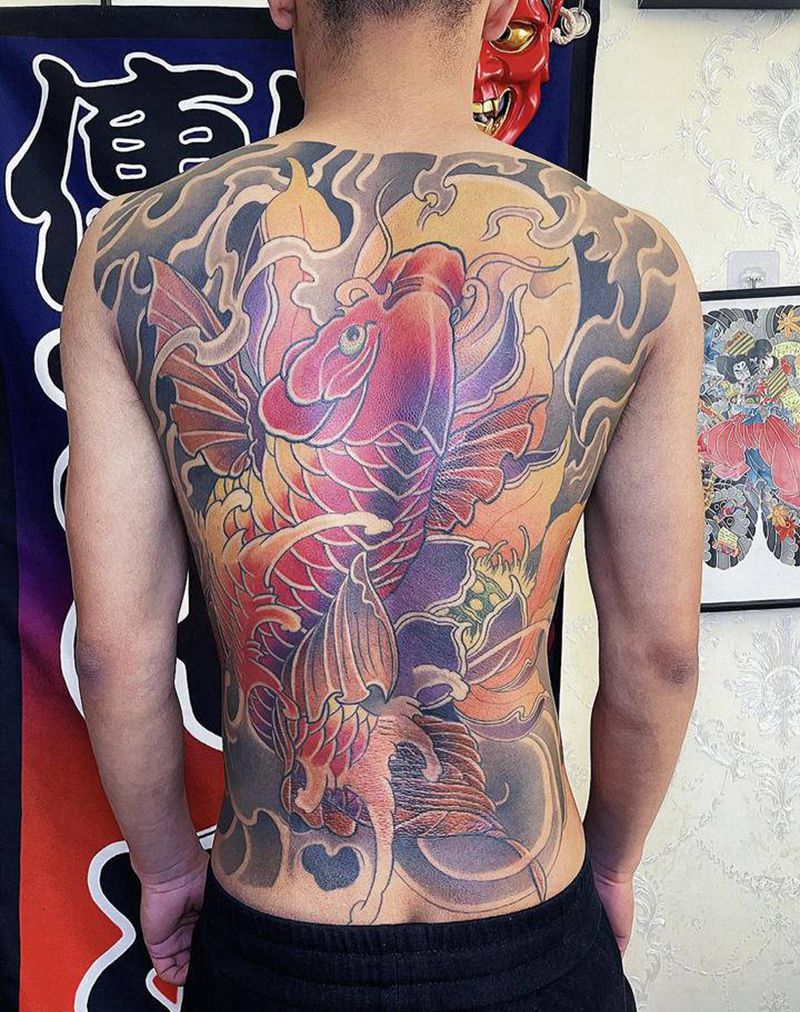 锦鲤纹身图片_背部新传统纹身图案