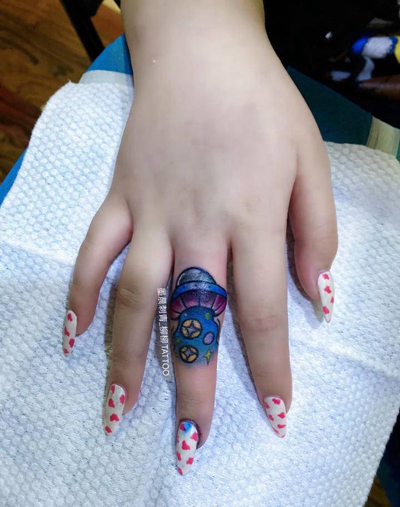 吸钱飞碟纹身图片_手部纹身图案