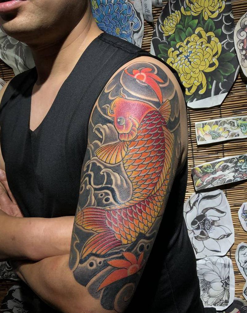 老传统包大臂锦鲤纹身图片_手臂肩部老传统鲤鱼纹身图案
