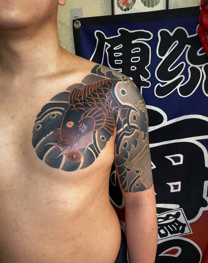鲤鱼遮盖纹身图片_手臂胸部老传统纹身图案