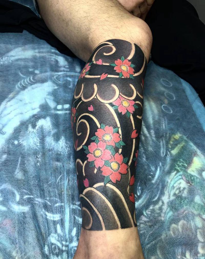 樱花腿纹身图片_腿部老传统樱花纹身图案