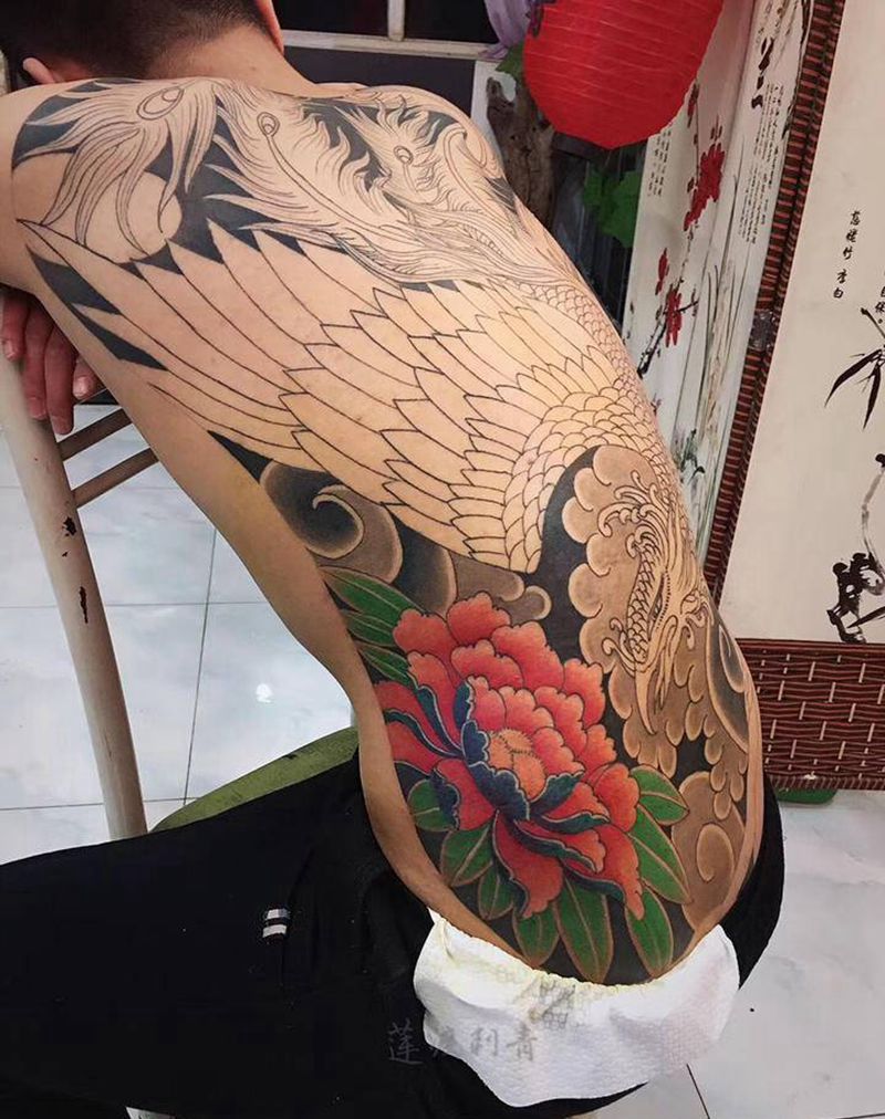 凤凰进度纹身图片_腰部背部新传统纹身图案