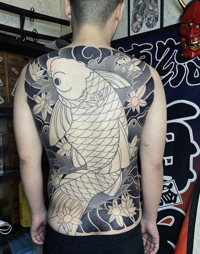 鲤鱼纹身图片_背部老传统纹身图案