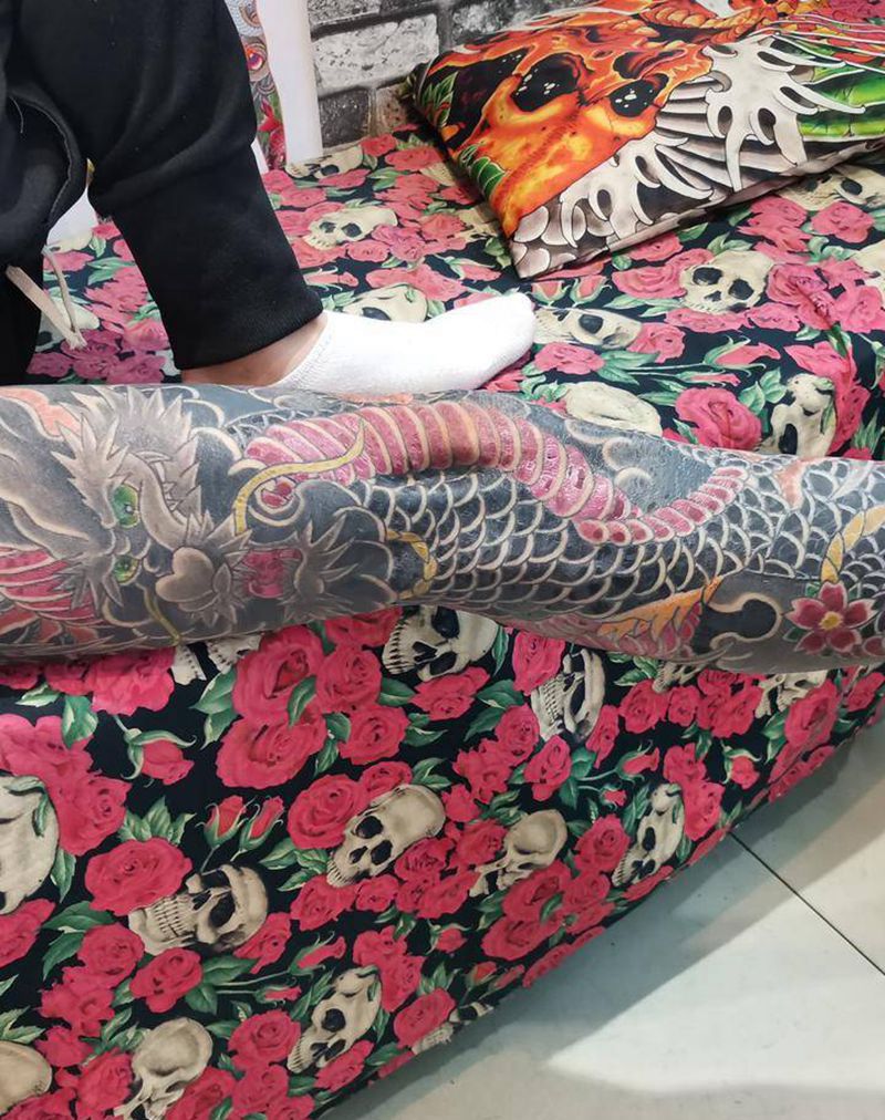 龙盘腿纹身图片_腿部老传统纹身图案