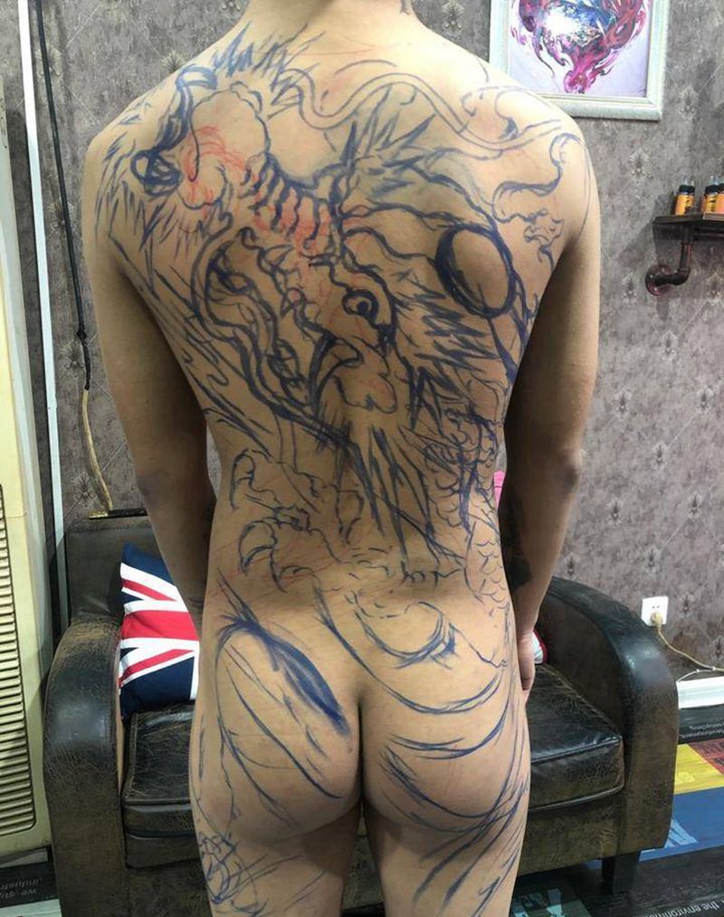 满背神龍纹身图片