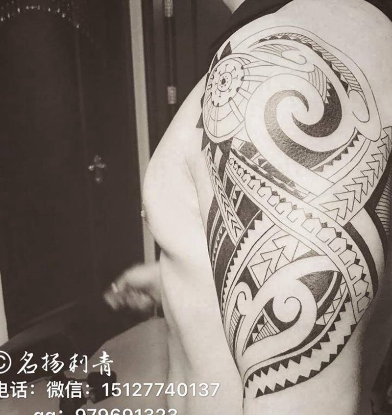上臂图腾纹身图片