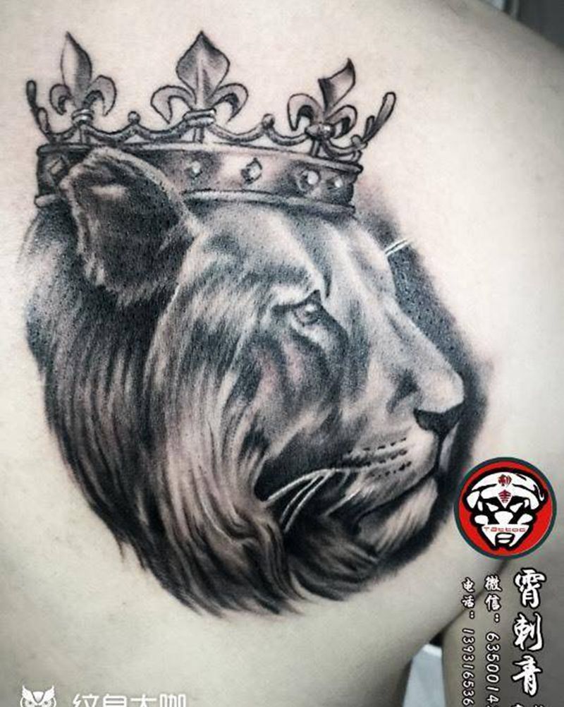 狮子纹身图片_写实肩部成品纹身图案