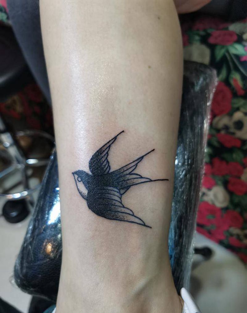 燕子纹身图片_腿部纹身图案