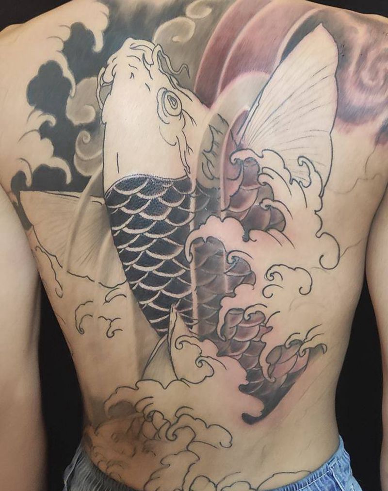 满背鲤鱼纹身图片_背部新传统纹身图案