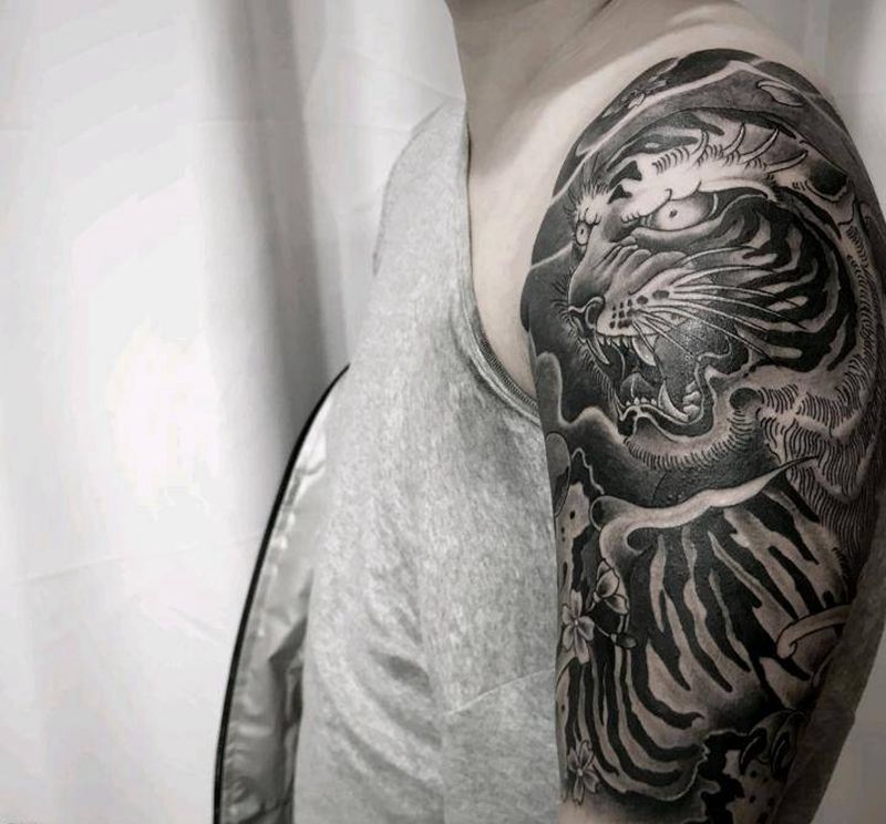 虎纹身图片_手臂老传统纹身图案