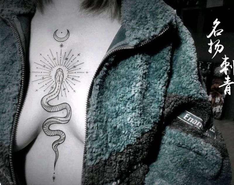 蛇纹身图片_胸部几何点刺纹身图案