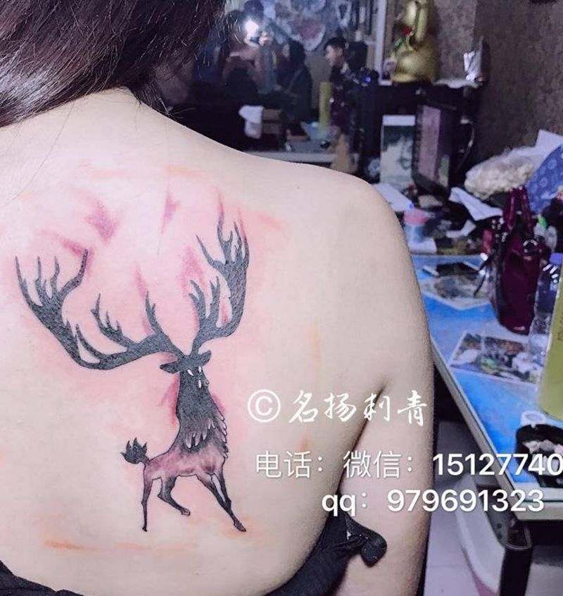 后肩麋鹿纹身图片