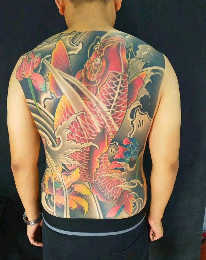 满背鲤鱼纹身图片