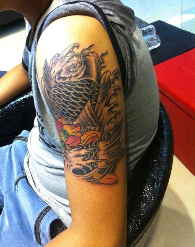 鲤鱼纹身纹身图片_肩部手臂动物廊坊纹身纹身图案