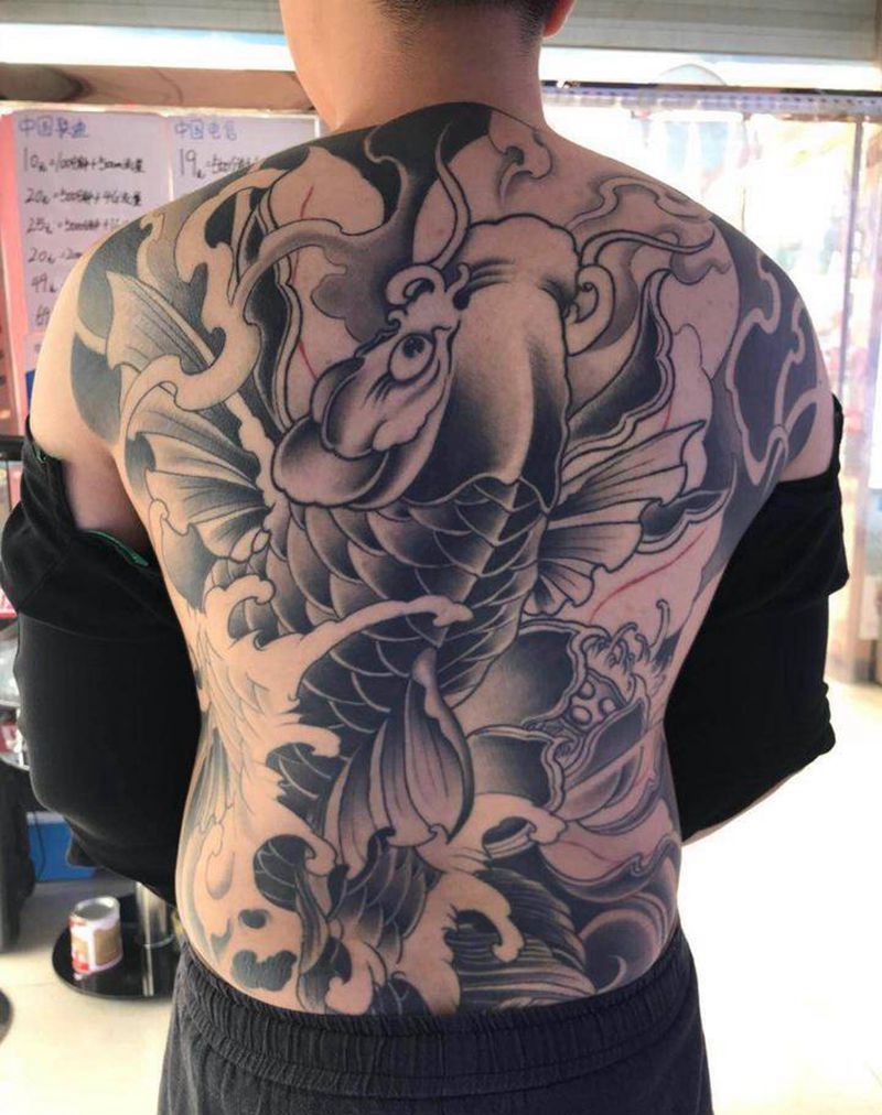 满背鲤鱼纹身图片
