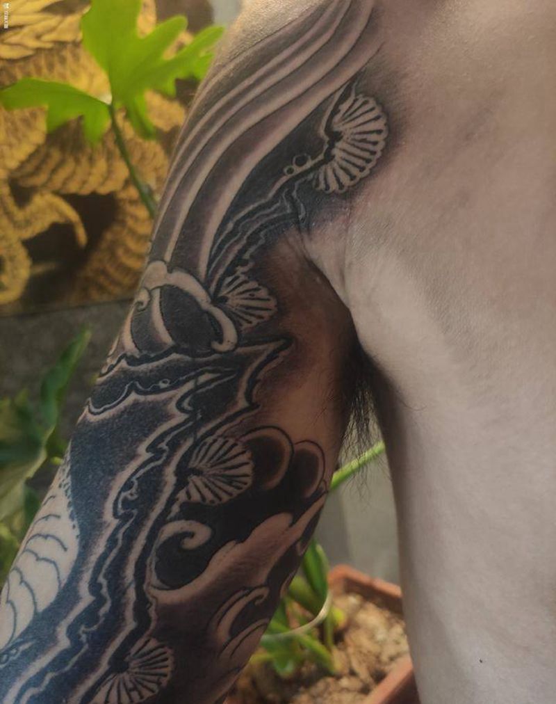 水浪山石纹身图片_手臂新传统纹身图案