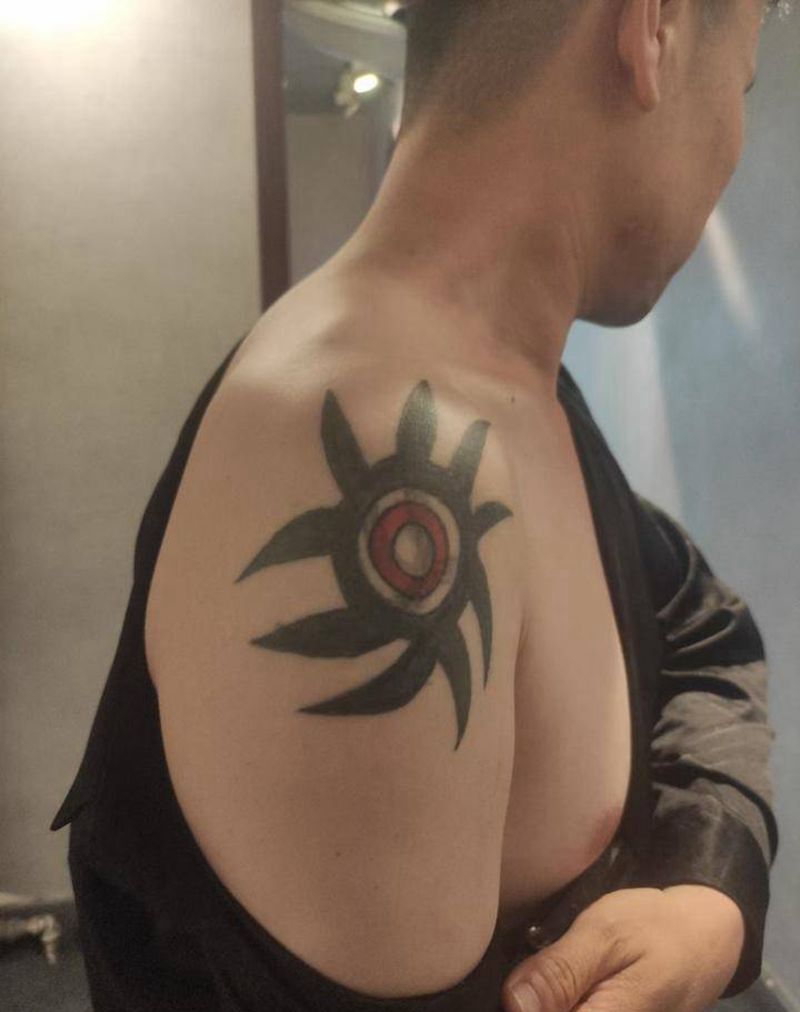 遮盖荷花纹身图片_手臂新传统荷花纹身图案