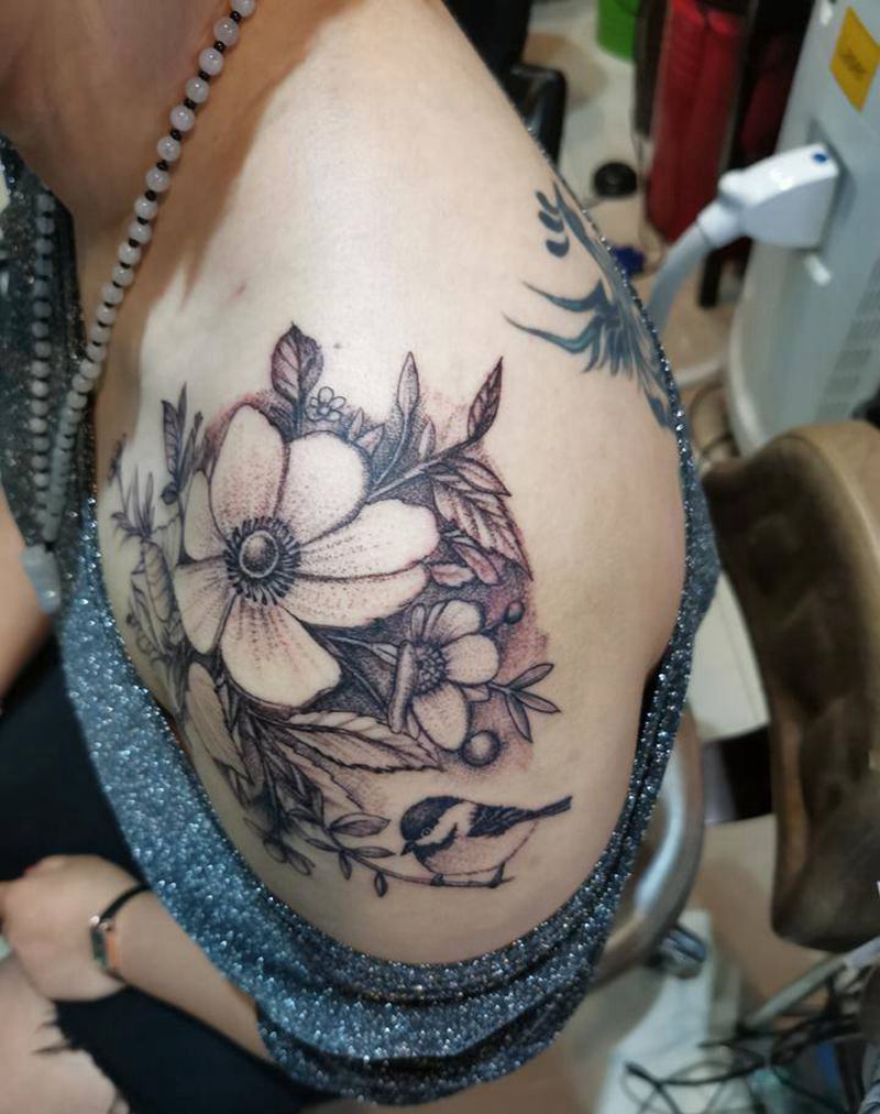 太阳花纹身纹身图片_肩部点刺纹身图案