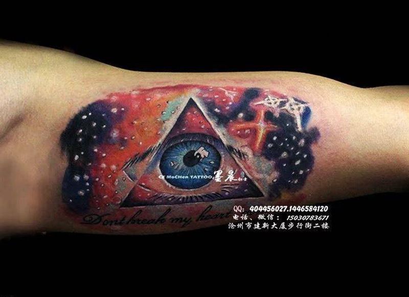 星空眼睛纹身图片