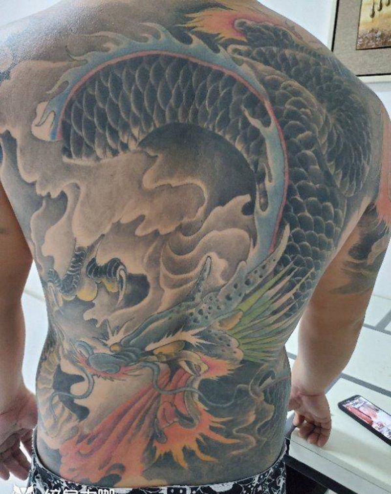 老传统社会活纹身图片_背部肩部纹身图案