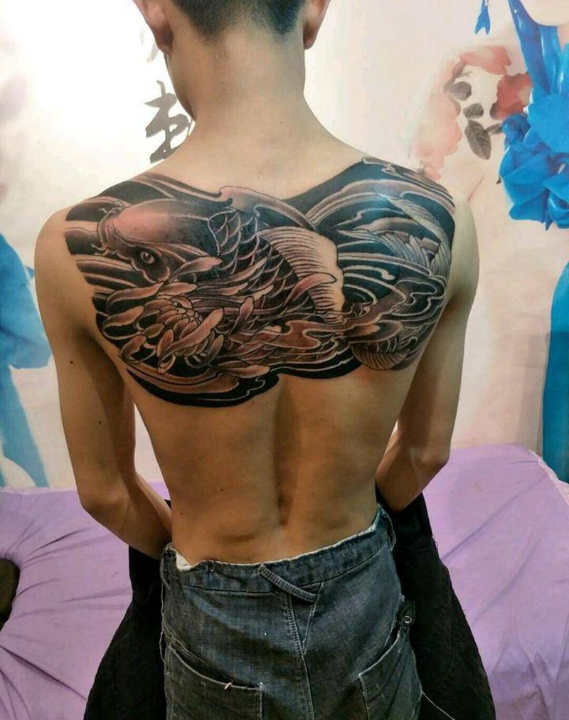鲤鱼上色完成纹身图片_背部肩部新传统纹身图案