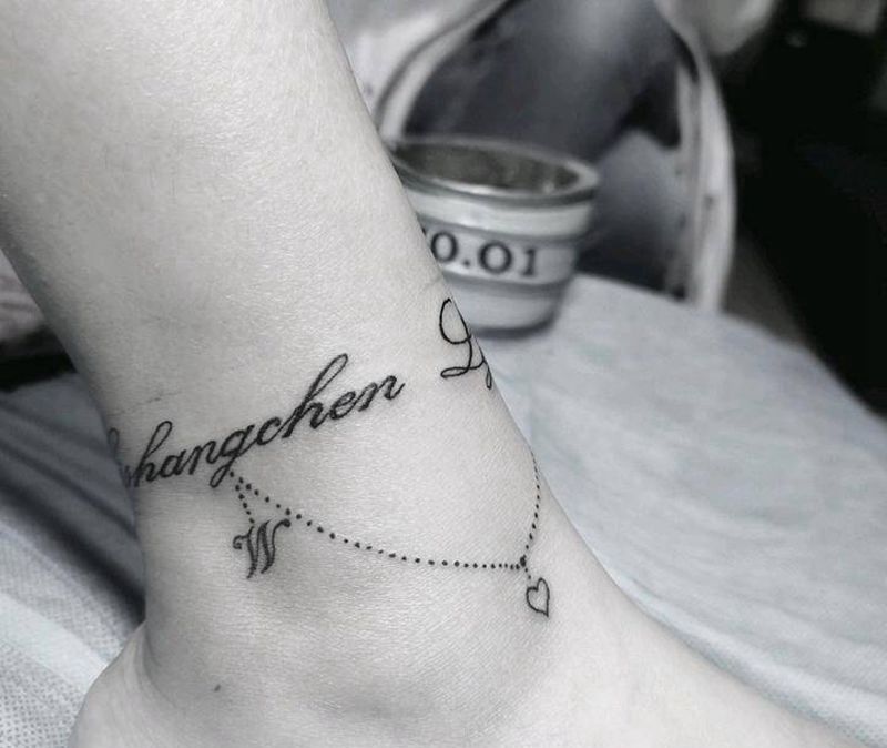 特殊记忆纹身图片_脚部腿部花体字纹身图案