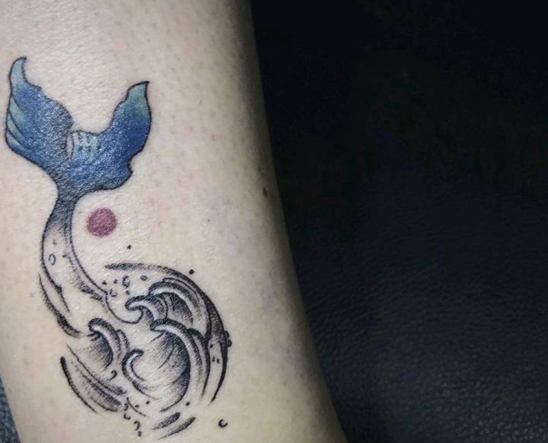 鲸鱼纹身图片_腿部水墨水彩纹身图案