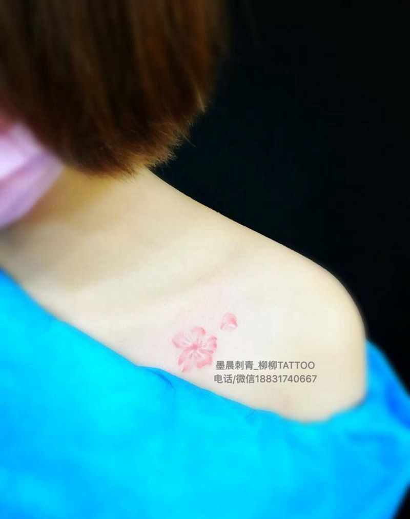 小桃花纹身图片