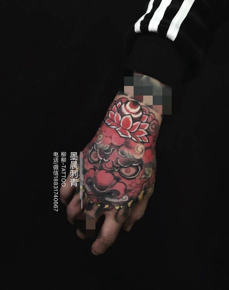 手背唐狮纹身图片