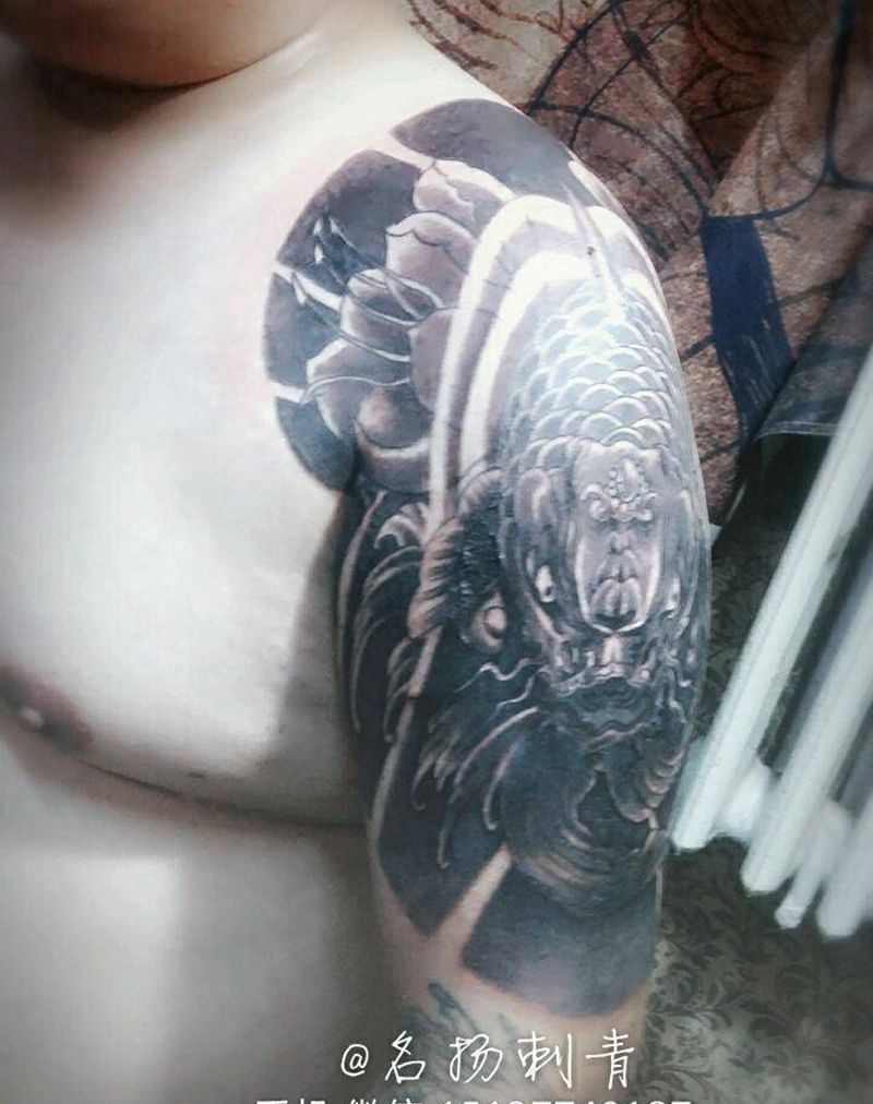 大臂鲤鱼纹身图片