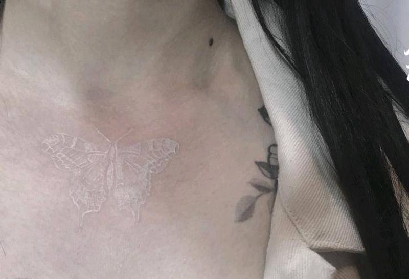 白色蝴蝶纹身图片_胸部图腾纹身图案