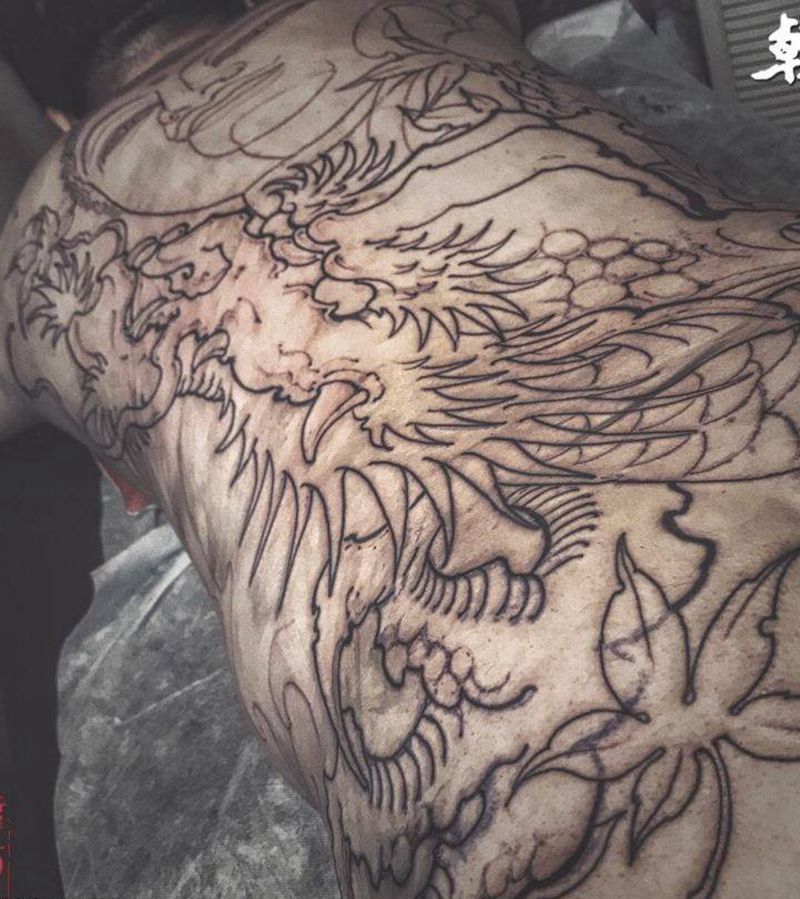 满背佛像、龙纹身图片