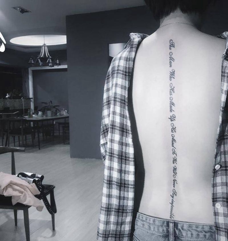 后背字母纹身图片