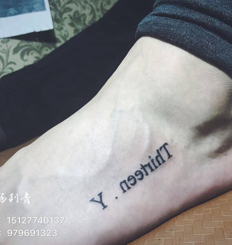 脚背字母纹身图片