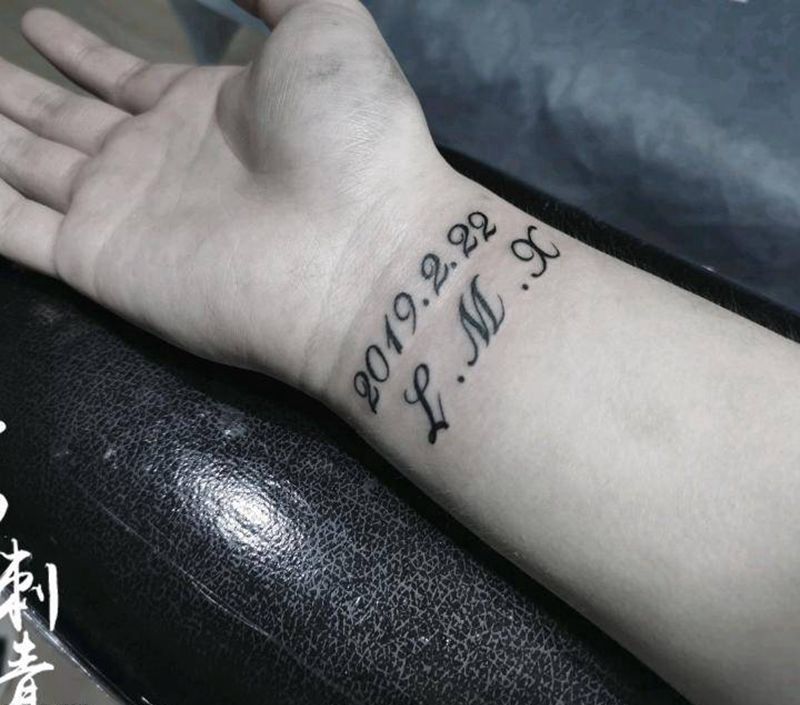 特殊的记忆纹身图片_手臂花体字纹身图案