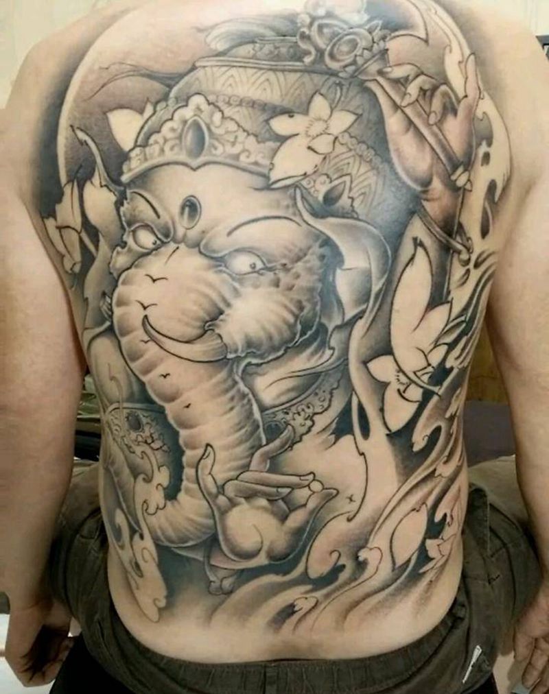 满背象神纹身图片