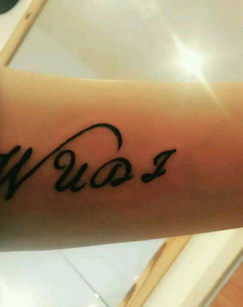 小臂内侧字母纹身图片