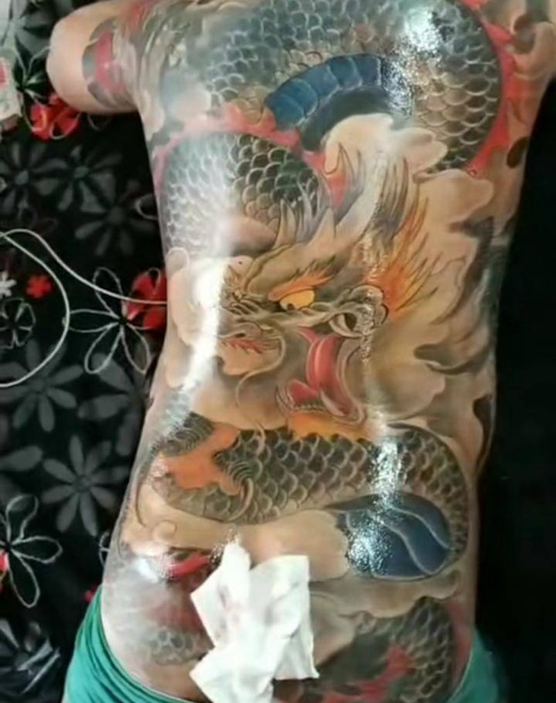 社会龙纹身图片_背部老传统纹身图案